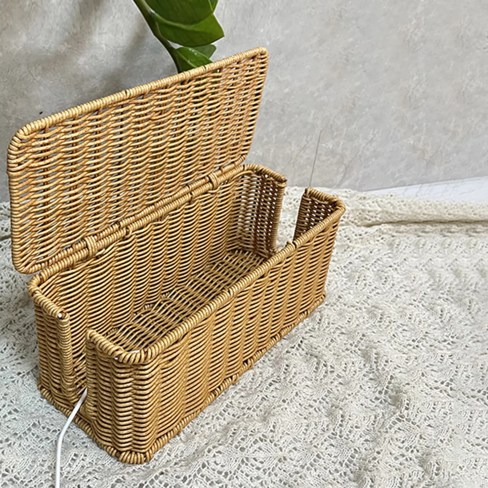 Scatola per la gestione dei cavi in finto rattan con coperchio e 2 slot aperti per router, hub USB e multipresa
