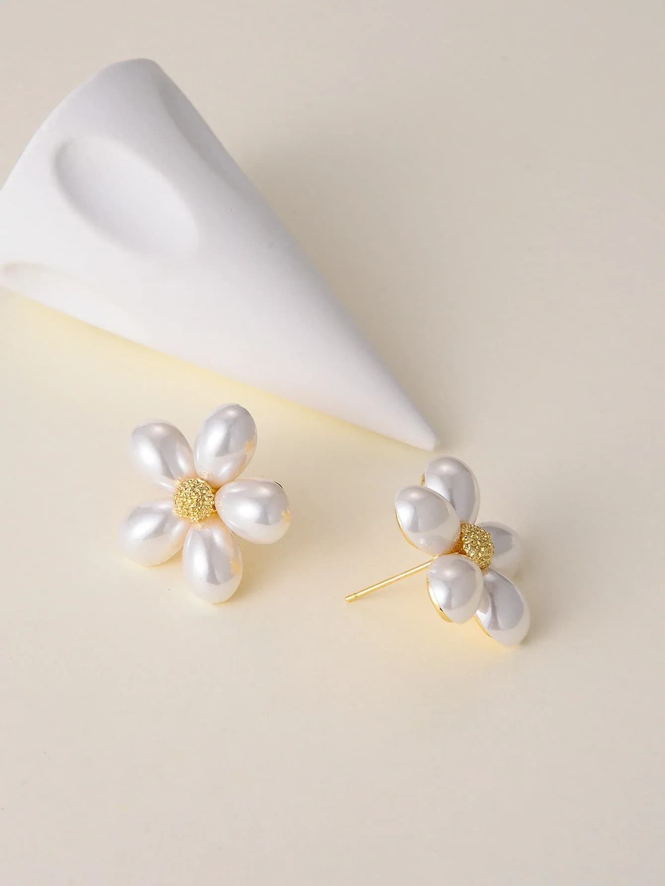 Eleganti orecchini a forma di fiore con perle finte per San Valentino, regalo per la festa della mamma