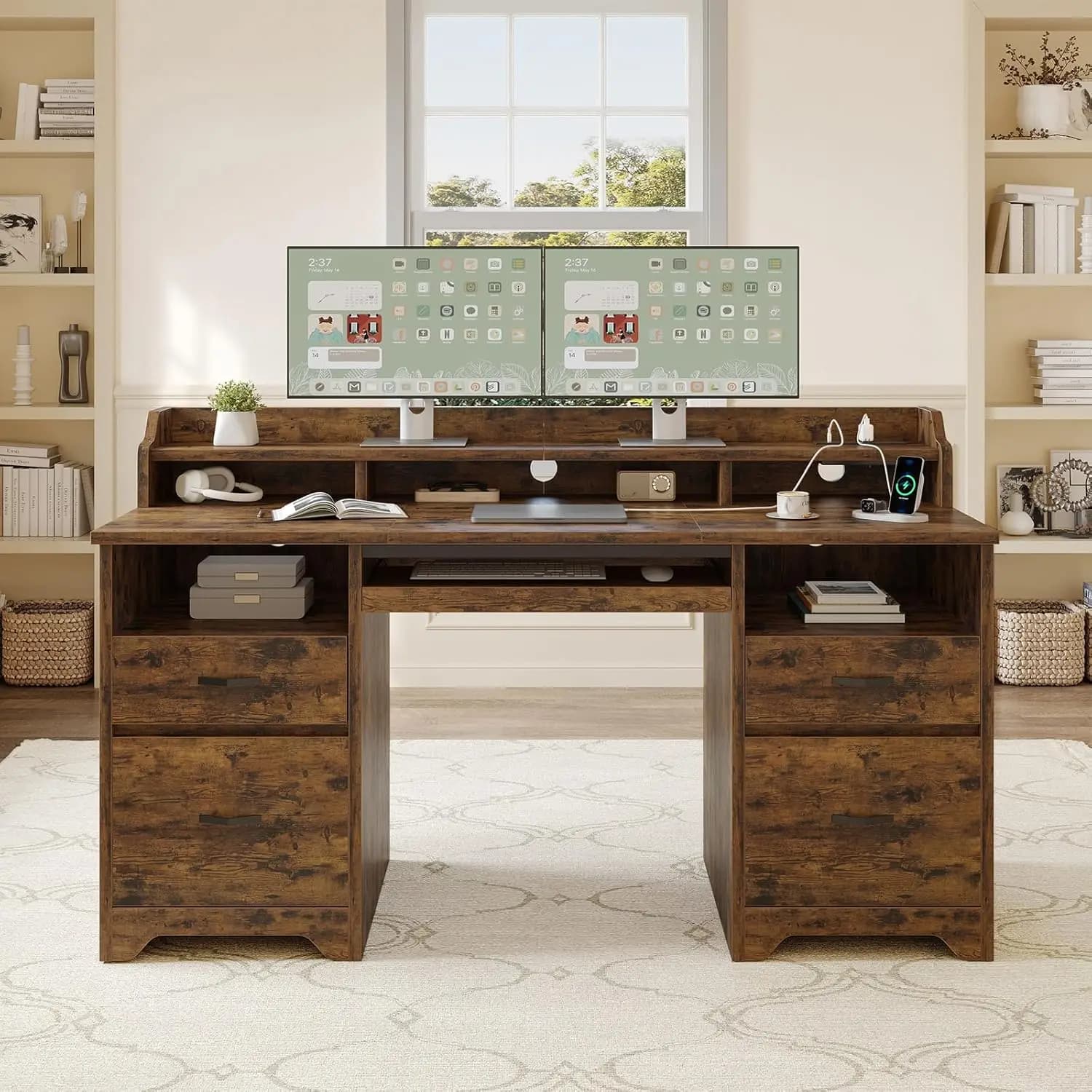 Scrivania Direzionale in Legno da 59 Pollici con Cassetti, Stazione di Ricarica, Vassoio per Tastiera, Supporto Monitor, per Ufficio Domestico e Studio, Marrone Rustico, Personalizzabile