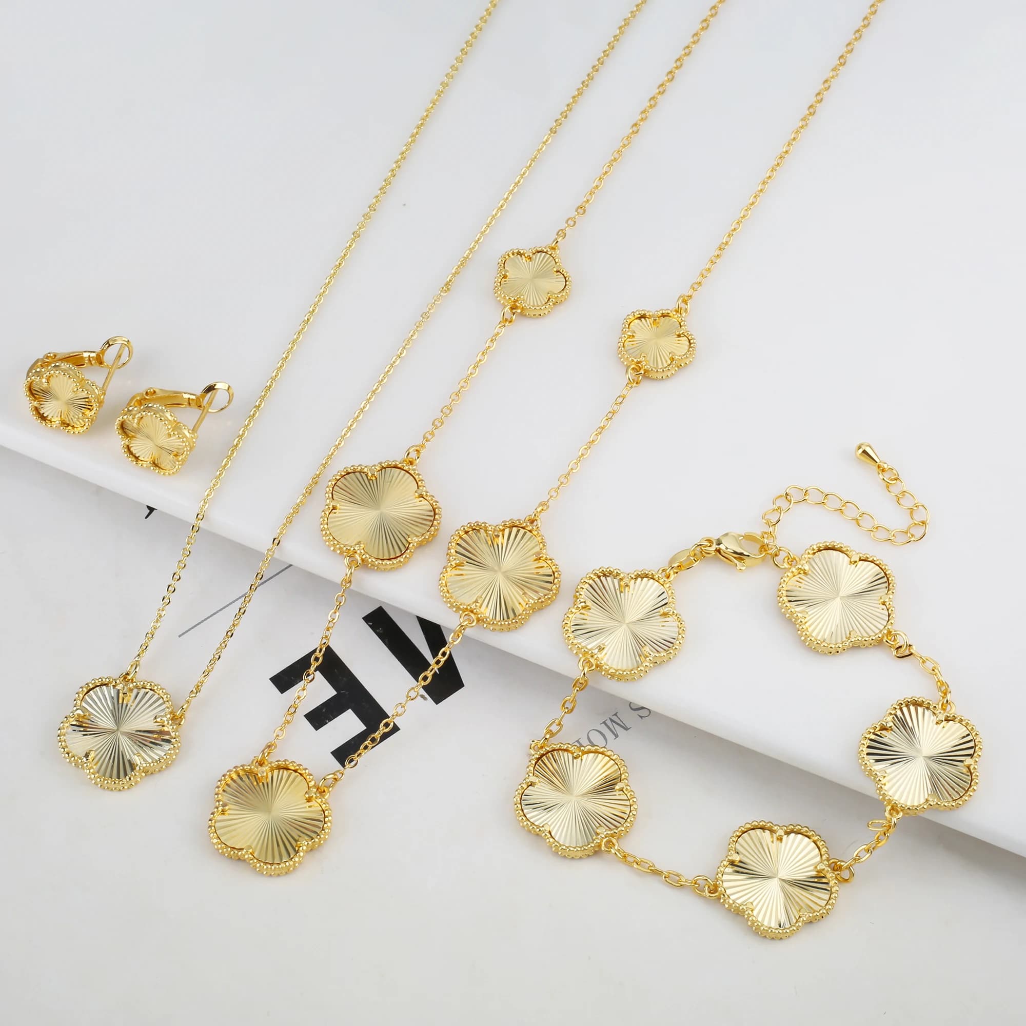 Y2K Style Metal Luxury Jewelry Set placcato oro argento oro rosa bracciale da donna collana orecchini Five Leaf Flower Gift Clover