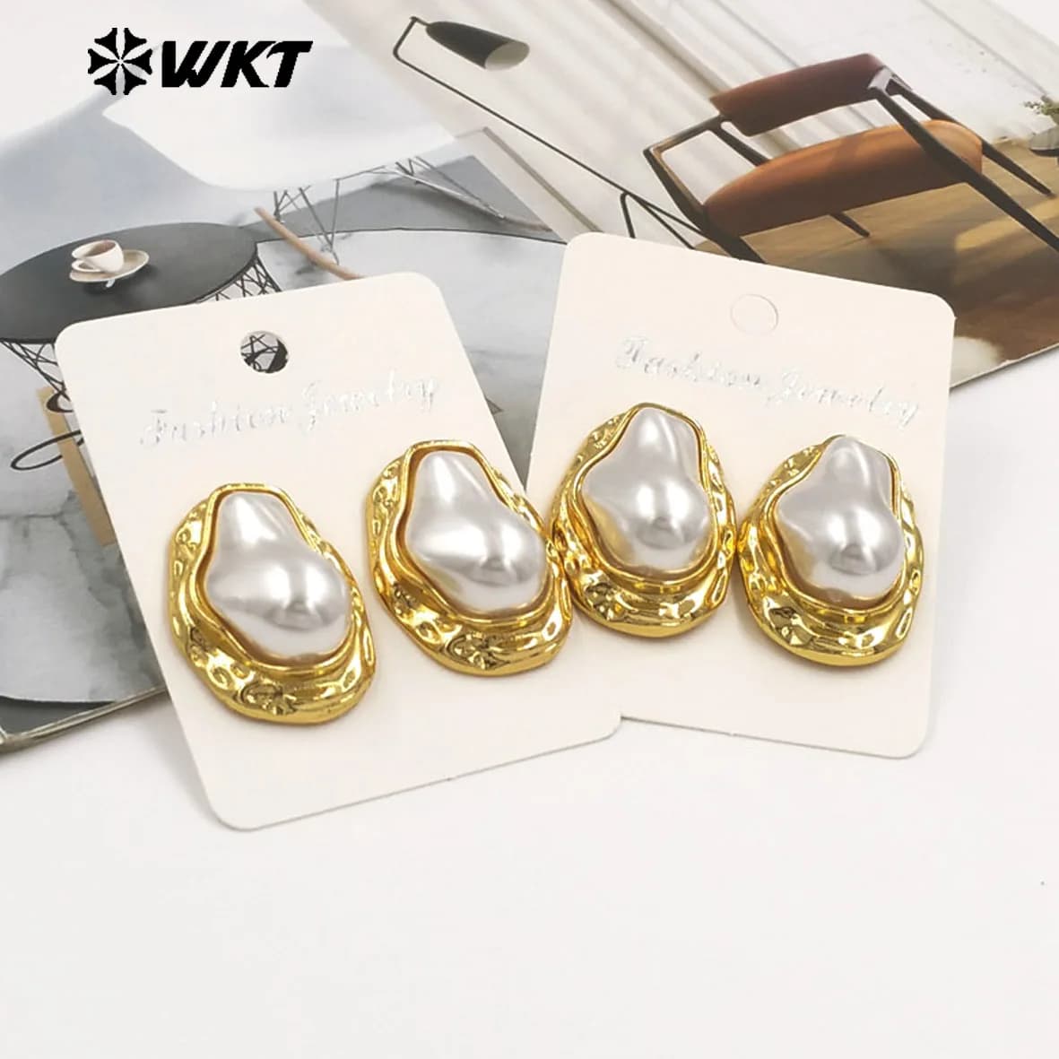 WT-MPE172 Orecchini da Donna dal Design Classico ed Elegante, Placcati in Oro 18K con Perle Artificiali Irregolari, Adatti per Tutte le Occasioni