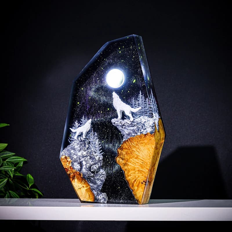 Lampada da Tavolo in Resina a Forma di Animale Naturale, Decorazione Artistica Creativa, Luce Notturna con Ululo di Lupo nella Notte Innevata, Ricarica USB