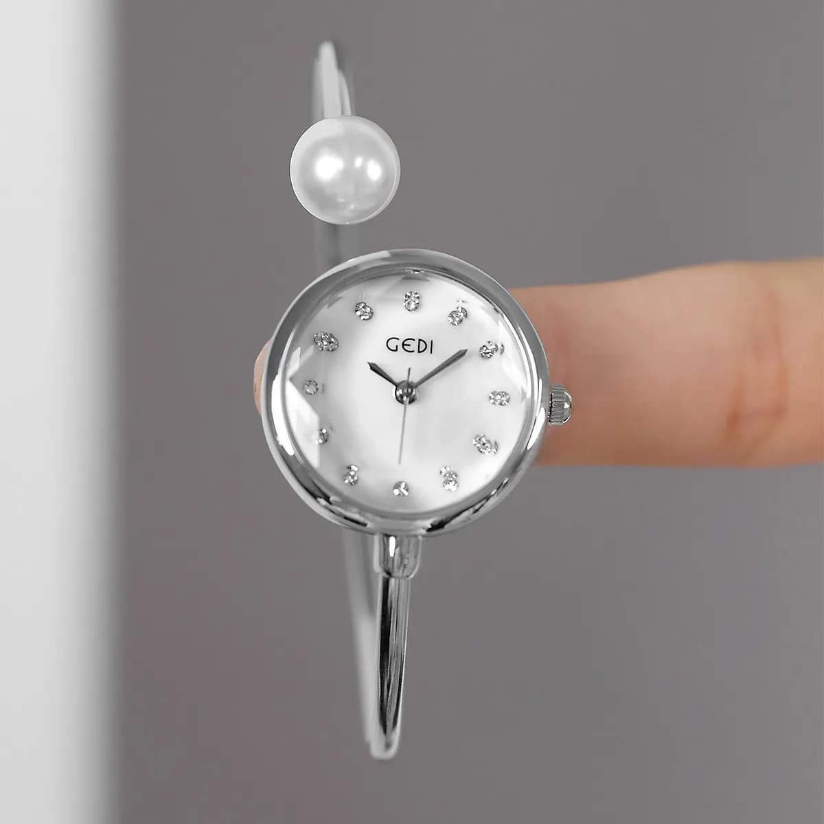 New bracelet style quartz watch, a luxurious and versatile watch. Elegant woman's watch, a perfect gift for women.