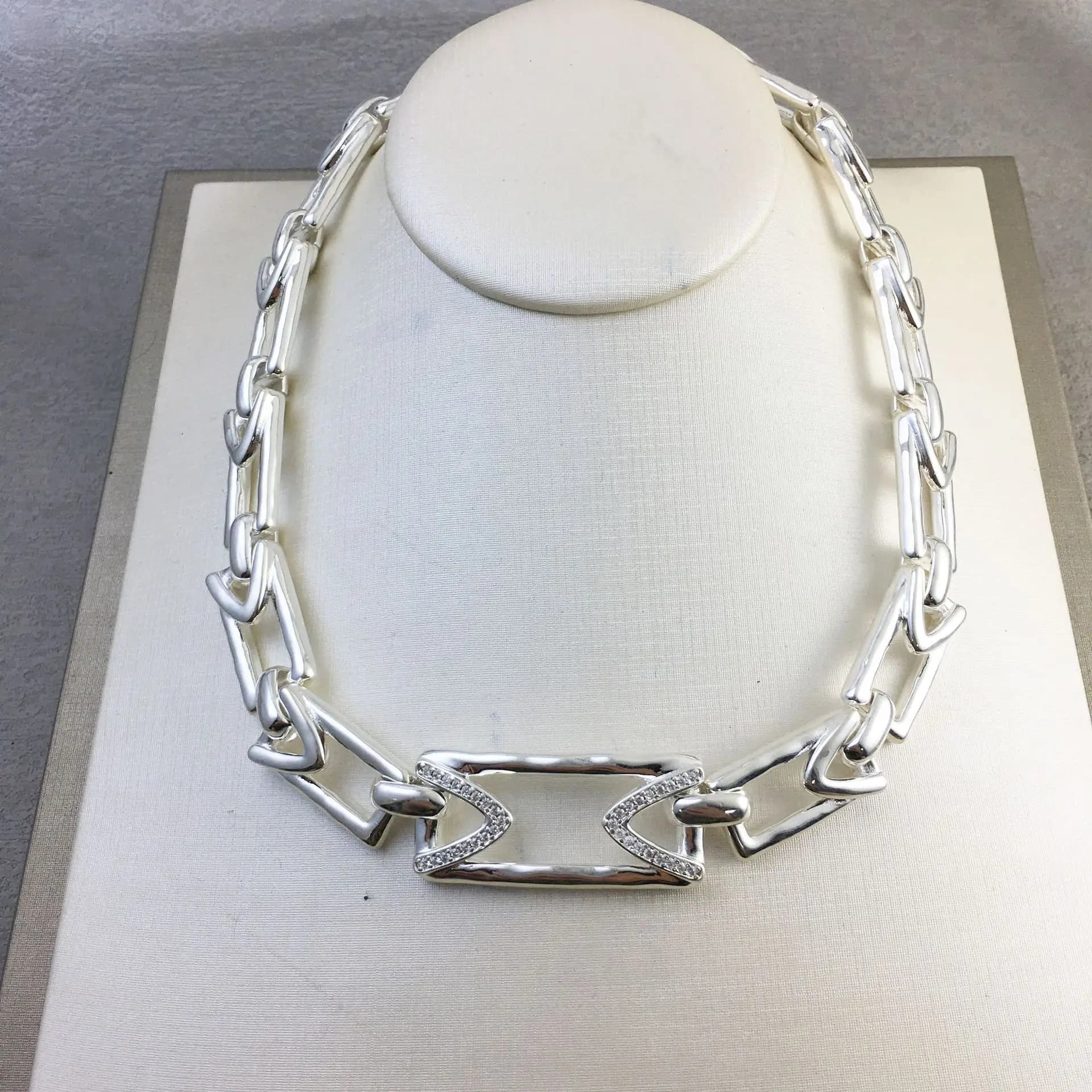 Design di nicchia 2025, lusso leggero, fascia alta, personalizzata e versatile, collana a catena spessa con diamanti intarsiati con freccia geometrica