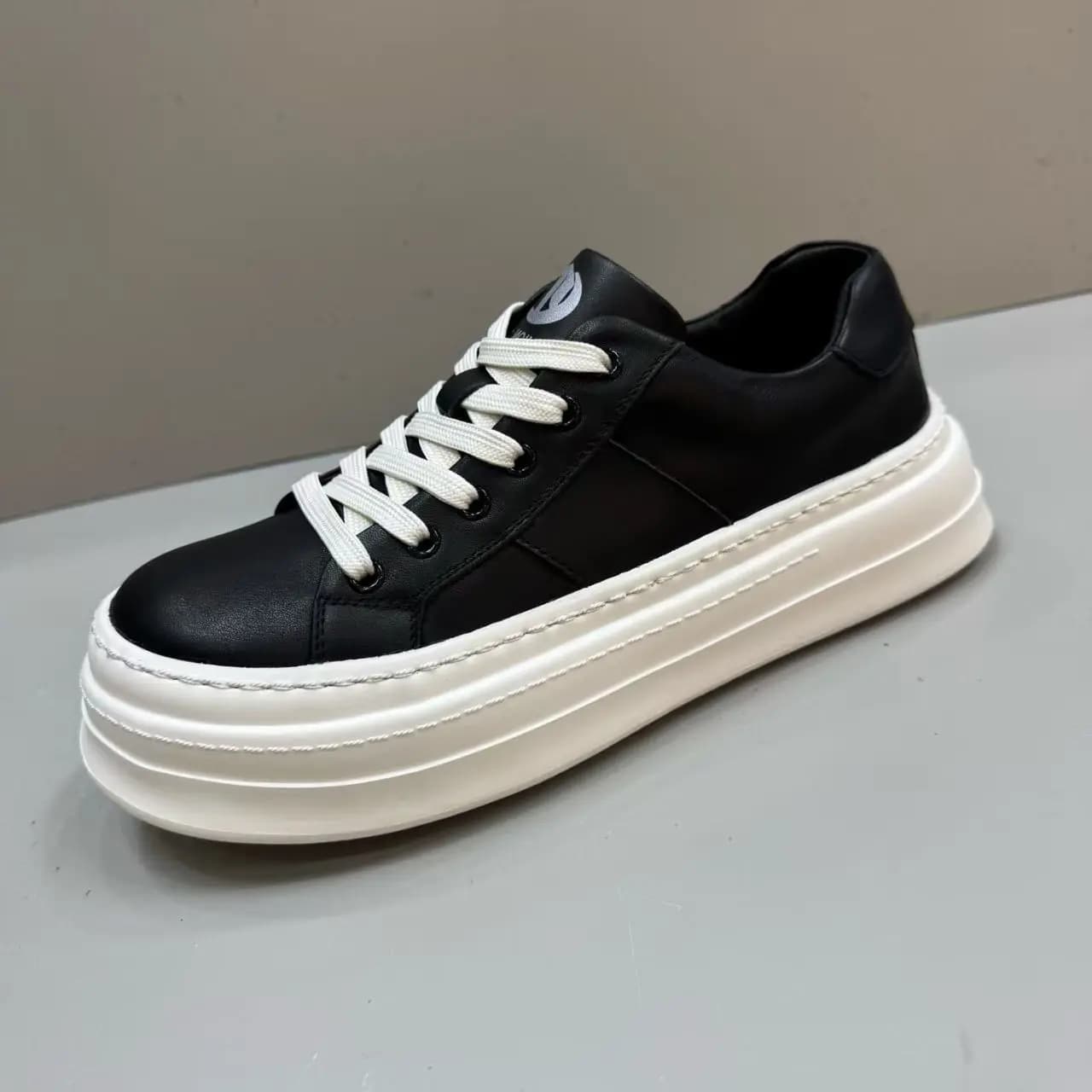 Scarpe casual da uomo di marca Scarpe basse in vera pelle solide Scarpe basse per uomo Sneakers Designer di lusso 2026 New Fashion Skatebaord