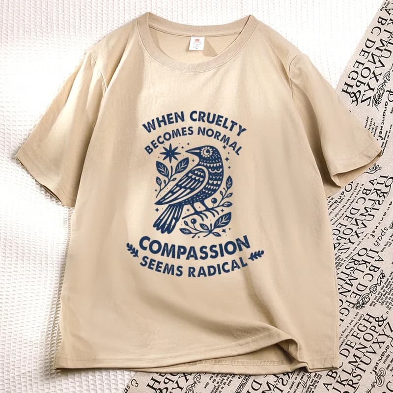 T-shirt Radicalized By Basic Decency da donna, t-shirt da attivista femminista, casual, comoda, girocollo, stampata, abbigliamento da donna