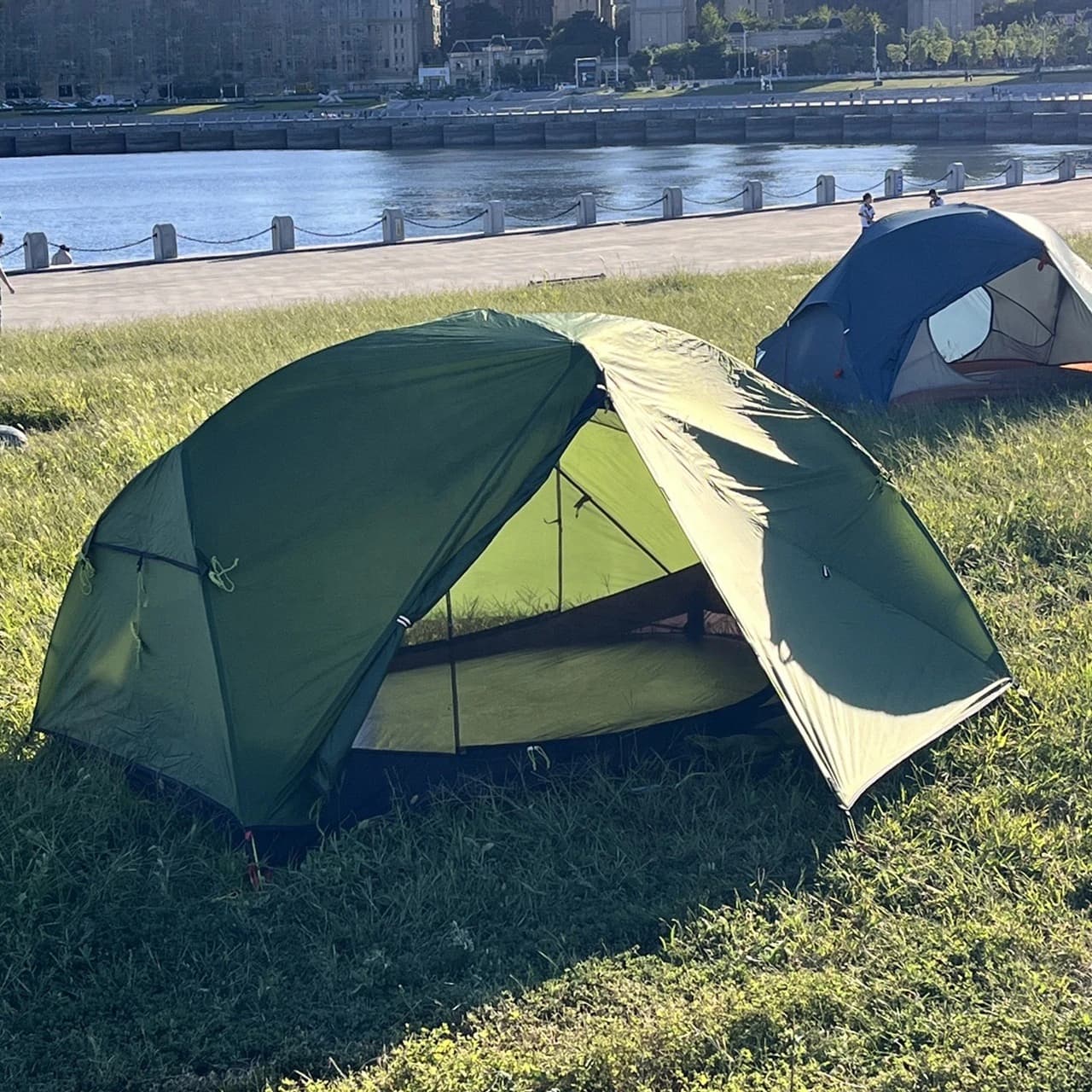 Tenda da campeggio ultraleggera personalizzata per 2 persone, impermeabile, in nylon 20D con aste in alluminio e carbonio, per escursionismo e backpacking.