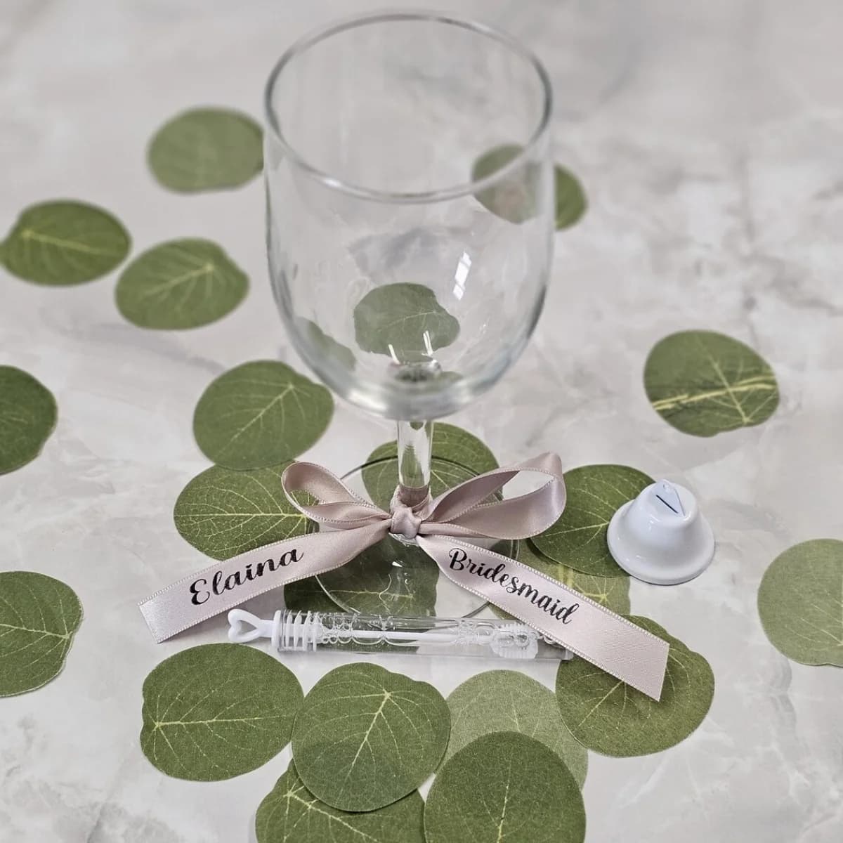 12 nastri di raso personalizzati con fiocco per bicchiere di vino, nastri di raso tagliati da 5/8", etichette per sedili eleganti per matrimoni, scelta del segnaposto con testo di carattere