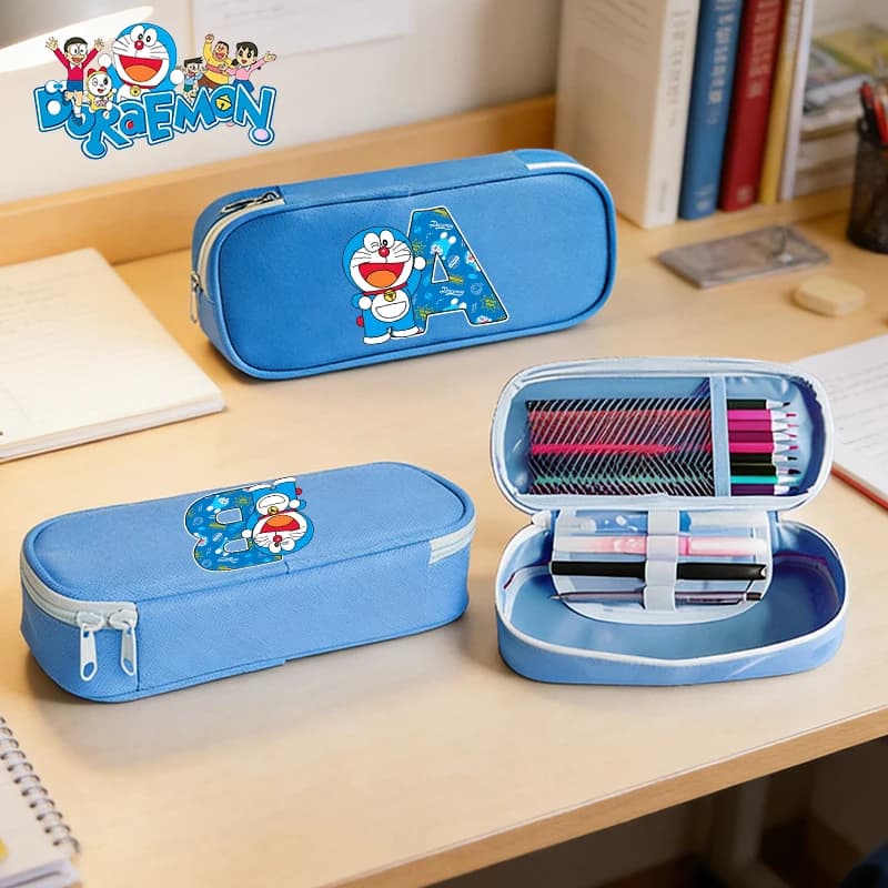 Astuccio per matite Doraemon, borsa per penne con lettere a tema cartone animato, astuccio per cancelleria di grande capacità per adolescenti, astuccio per penne Kawaii per studenti, regalo per il ritorno a scuola