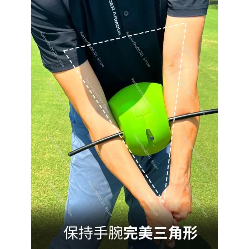 L'allenatore di palline con collegamento da golf mantiene il braccio in perfetta allineamento dell'oscillazione del triangolo per l'allenamento del putter