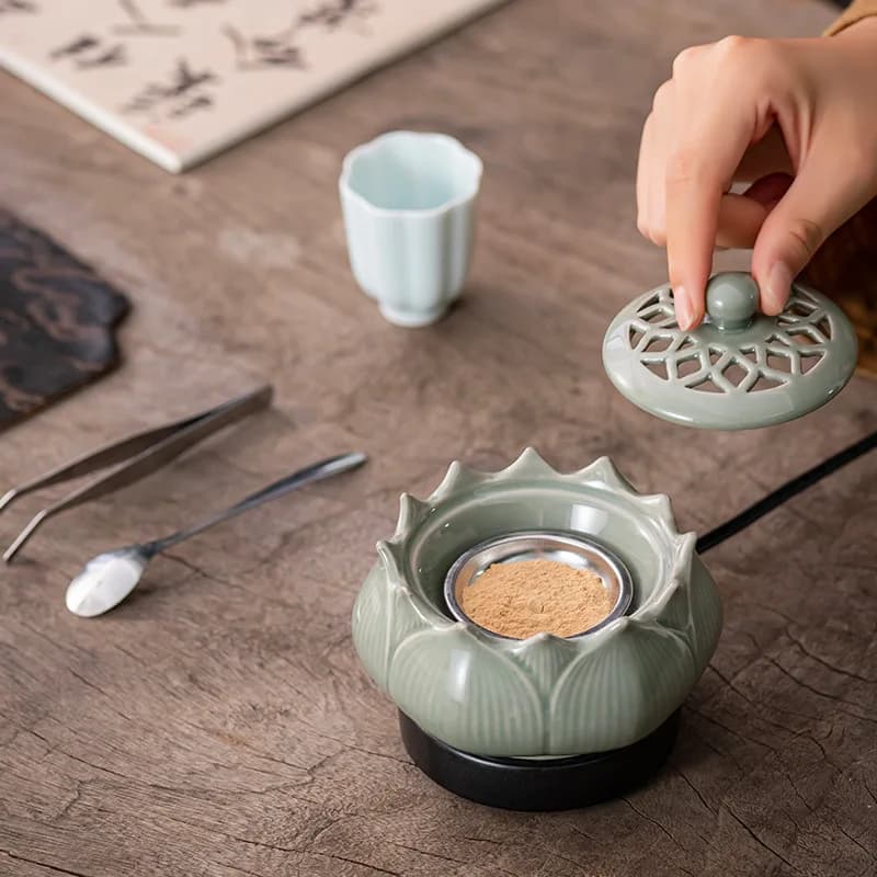 Bruciatore di incenso elettronico in ceramica Temperatura regolabile Olio essenziale di legno di sandalo per uso domestico Bruciatore di incenso di loto Zen decorativo