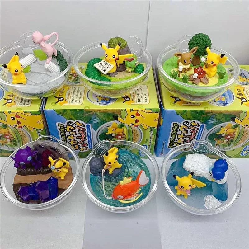 Re-Ment Pokémon Pikachu Terrarium Figure Blind Box Scatola a Sorpresa con Scena in Sfera Trasparente, Action Figure Anime, Giocattolo con Scena Pikachu e Magikarp