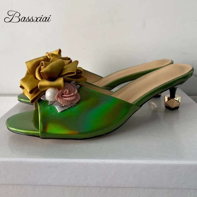 Sandali con fiori fatti a mano con decorazioni in cristallo Scarpe estive con cinturino in pelle verniciata con rivetti unici e tacco a forma di gattino