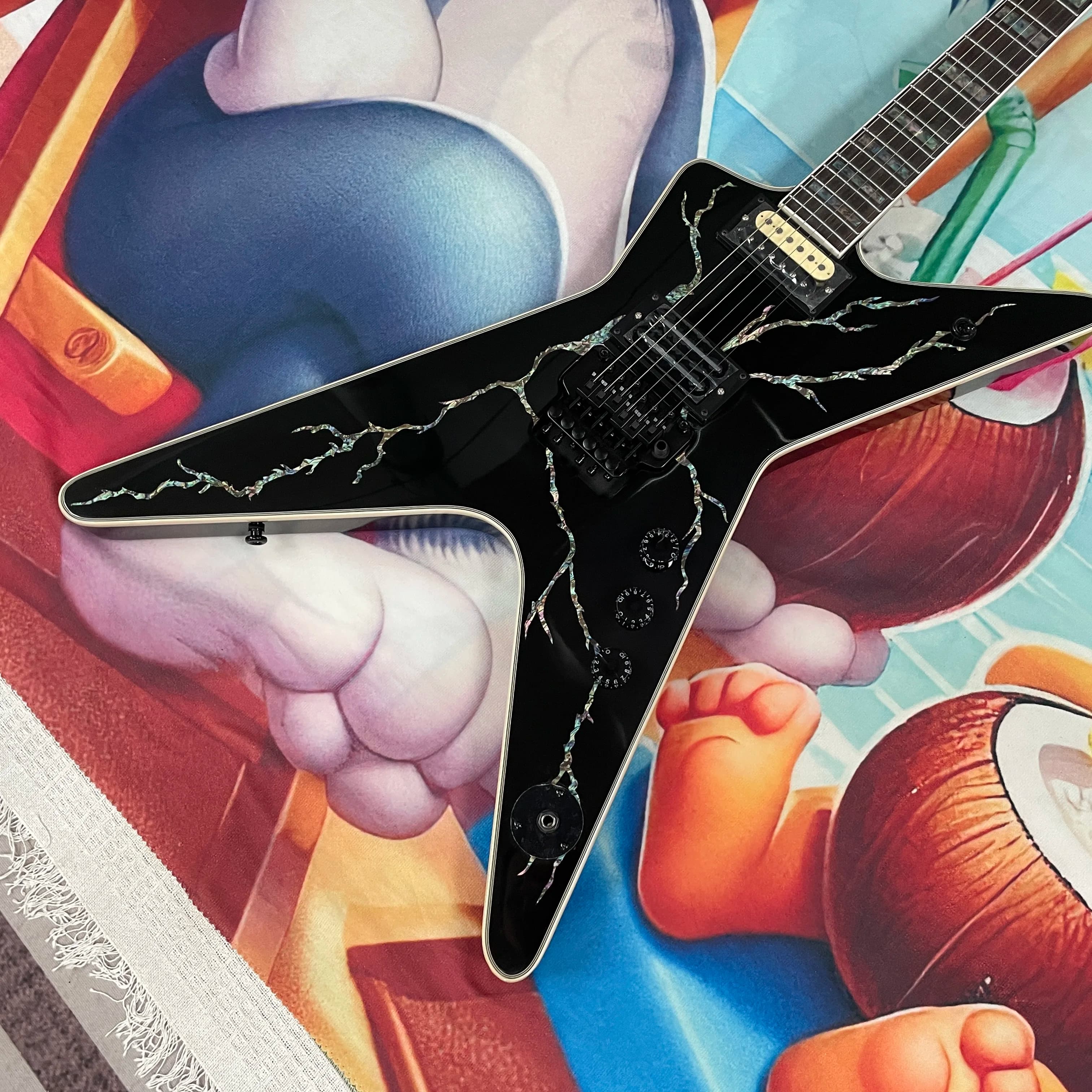 Chitarra Elettrica Nera con Finitura Opaca, Corpo in Mogano, Tremolo a Doppio Blocco, Meccaniche a Chiusura, Chitarra Elettrica
