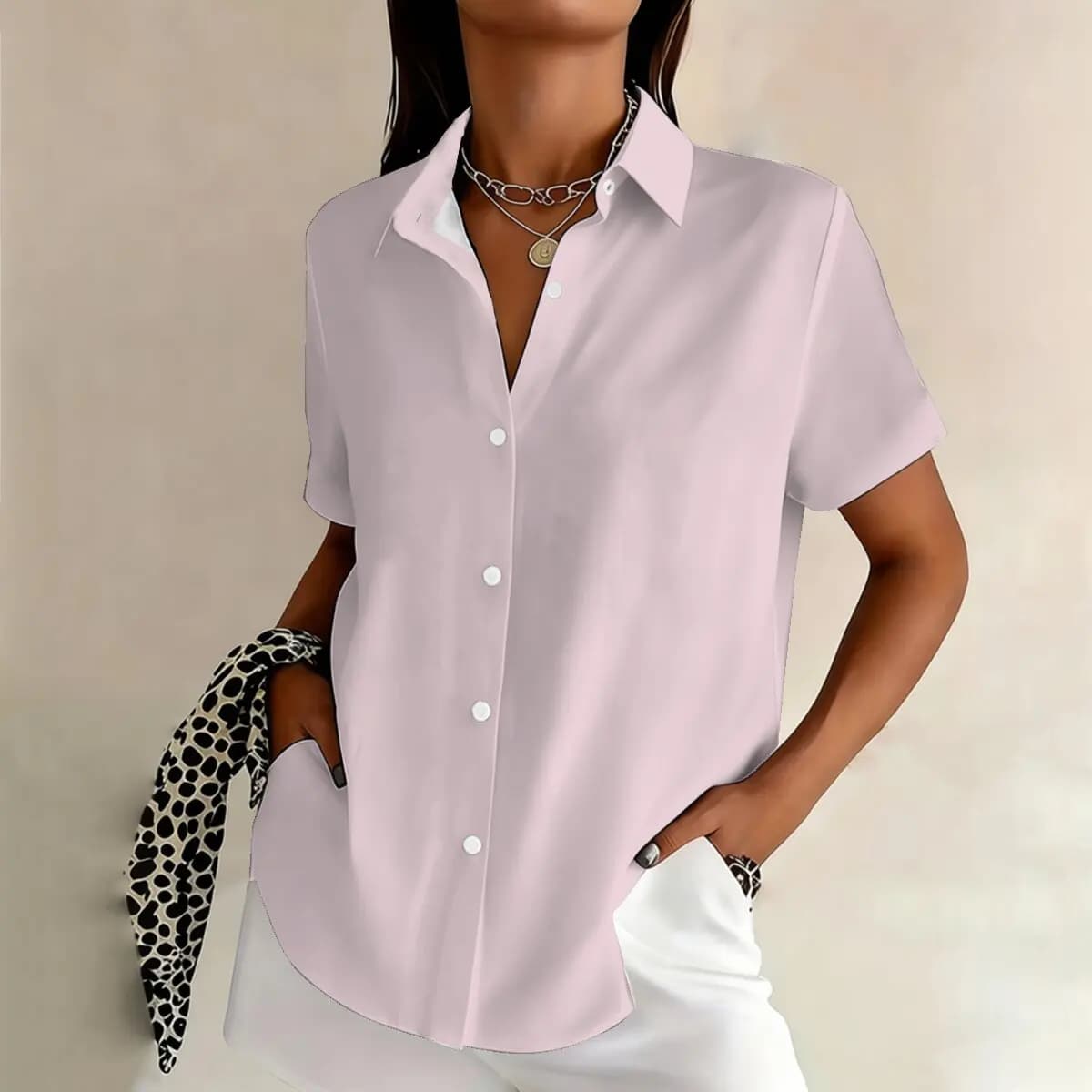 Camicia estiva da donna a maniche corte, rosa tenue, delicata e fresca, perfetta per il pendolarismo, riunioni, appuntamenti e occasioni sociali.
