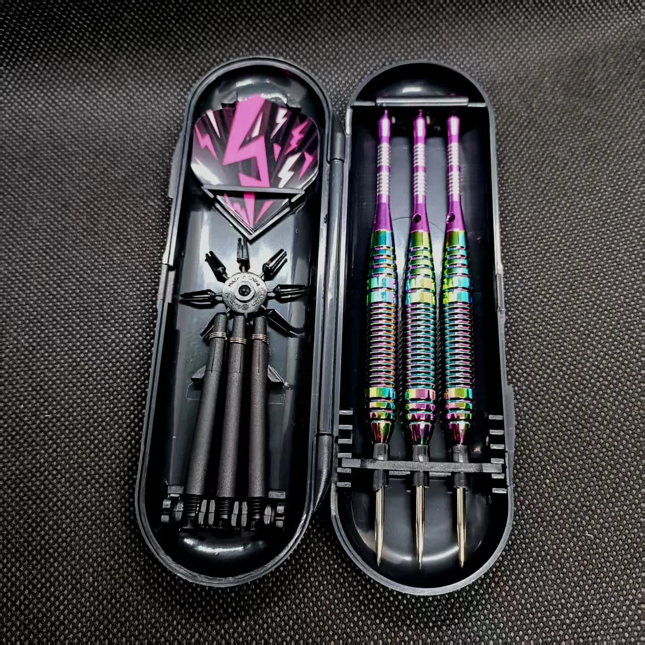 Set di freccette professionali 22G con punta in acciaio e corpo arcobaleno, con protezione per il fusto in nylon, per principianti e giocatori di freccette