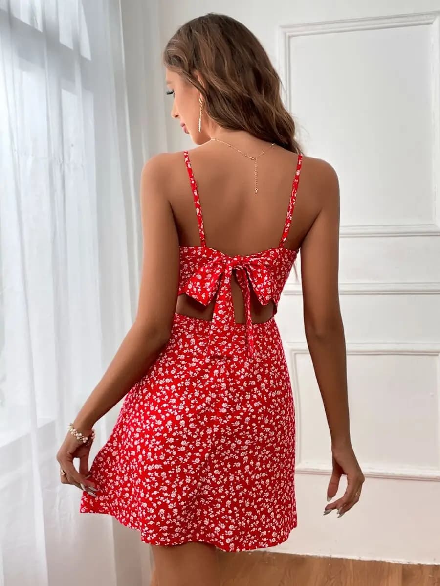 Abito camisole rosso con stampa floreale e fiocco sul retro e dettaglio cut-out
