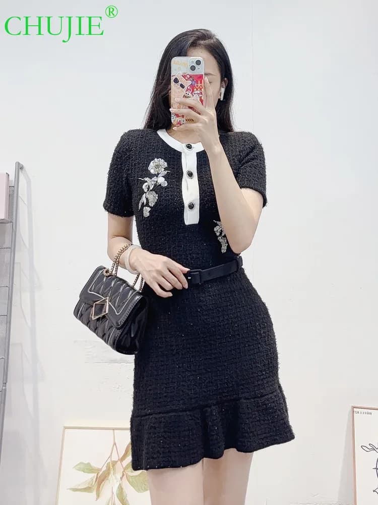 CHUJIE Autunno 2025 Abito in maglia all'uncinetto stile francese, abito corto con scollo tondo impreziosito da paillettes, maglia a vita slim fit