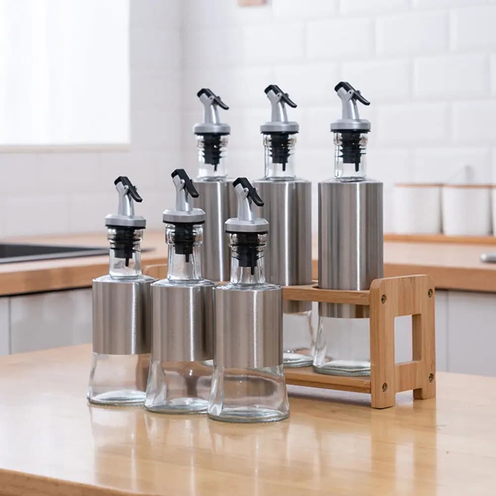 Set di 2 Dispenser per Olio Leggeri e Compatti da 250ml in Acciaio Inox e Vetro, Oliera e Acetiera da Cucina con Tappo Dosatore per Salse e Olio d'Oliva