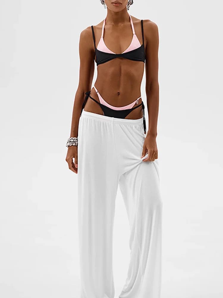 Costume da bagno bikini due pezzi nero e rosa estivo 2026 con scollo sulla schiena, doppie spalline, top a triangolo e lacci laterali
