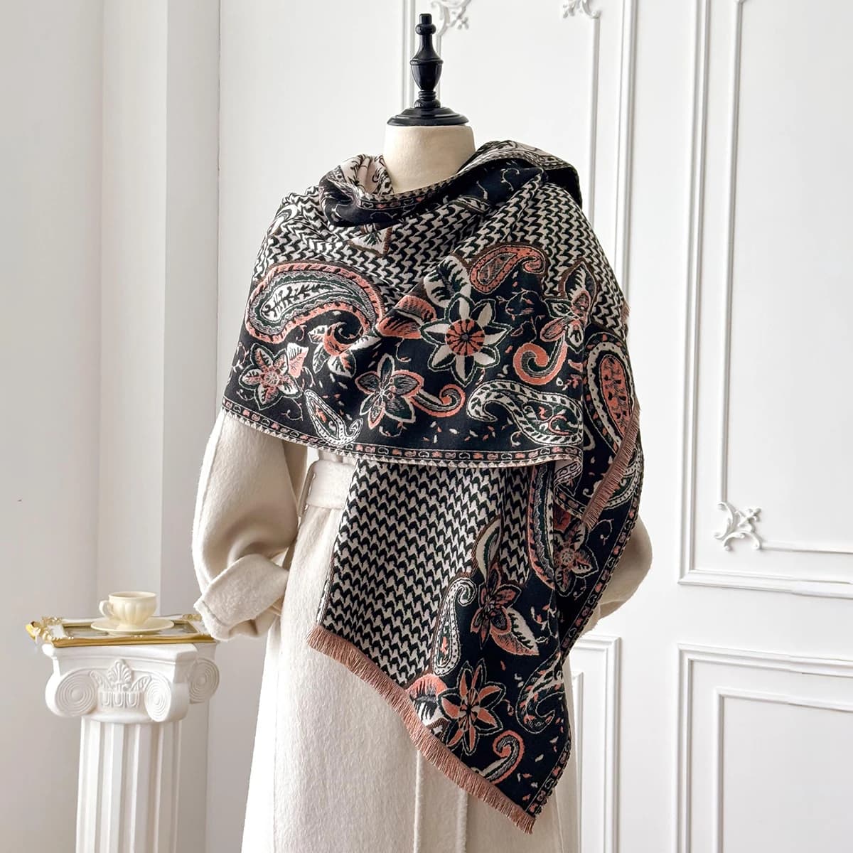 Fashionable and luxurious imitation cashmere women's scarf winter blanket ready and thick and warm with details of cashmere flowers