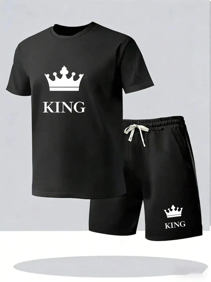 Set estivo da uomo in 2 pezzi: maglietta girocollo e pantaloncini con coulisse in vita, poliestere lavorato a maglia, stampa grafica con corona e scritta KING