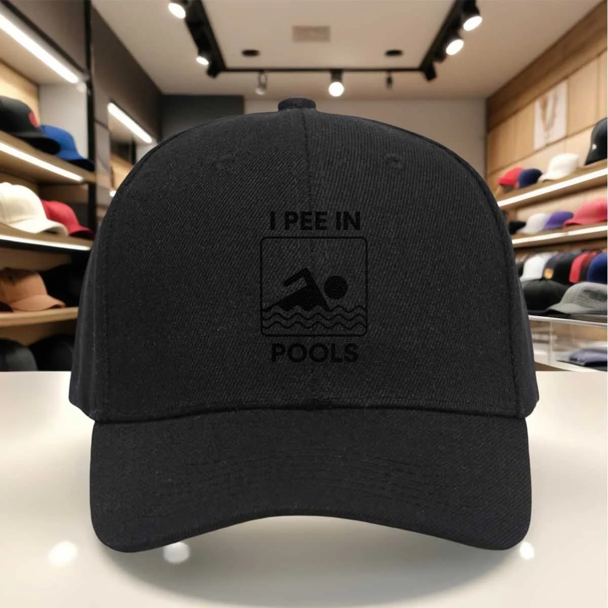 Divertente cappellino da baseball con motivo 'I PEE IN POOLS', stampa umoristica in bianco e nero, regolabile, stile 'Dad Hat' per uso casual.