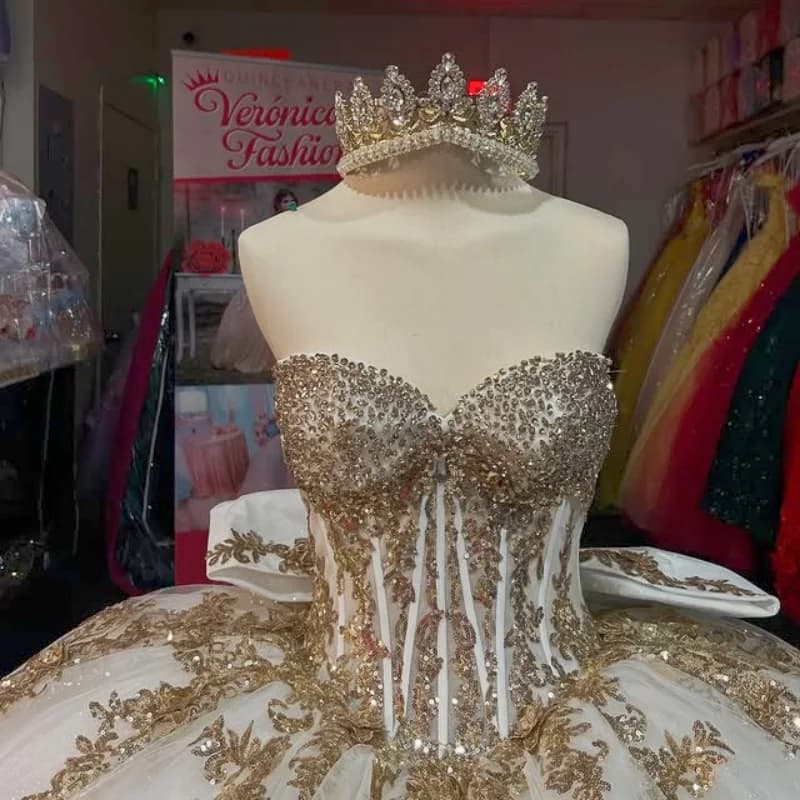 Abiti Quinceanera bianchi personalizzati con spalle scoperte Applique glitter dorati Pizzo Coda lunga Fiocco Vestido 15 Quinceanera