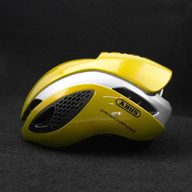 Nuovo casco da ciclismo 2026 multicolore traspirante per bici da strada, vendita diretta dalla fabbrica, attrezzatura da ciclismo ventilata