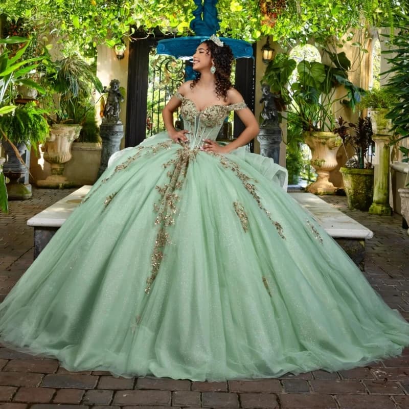 Abiti Quinceanera lucidi verde salvia con spalle scoperte Applique in oro Perline di pizzo Fiocco Tull Corsetto Abito da ballo Abiti da 15 Anos