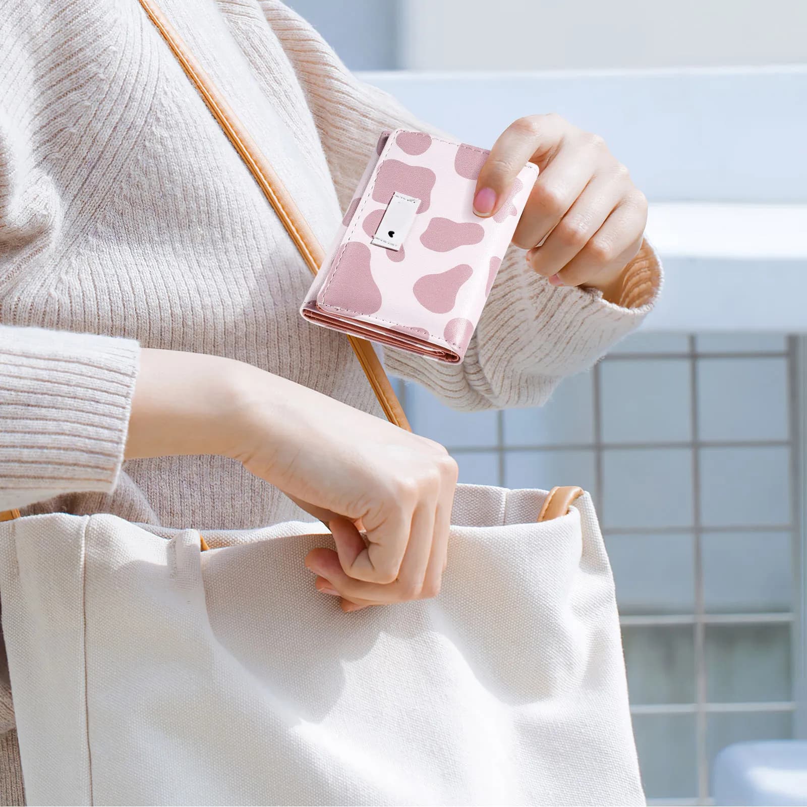 Mini Portafoglio con Stampa Mucca in PU, Porta Carte e Monete Pieghevole a Tre Ante, Portafoglio Compatto alla Moda per Donne, Idea Regalo