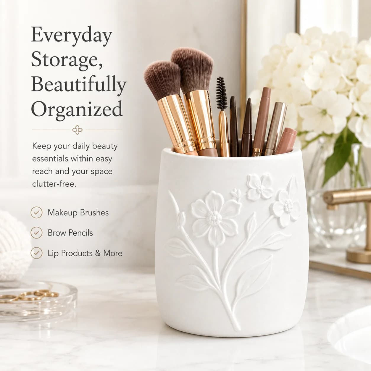 A statue decorated with motifs, suitable for decorating stays, studies and entrances with make-up brushes or stationery items