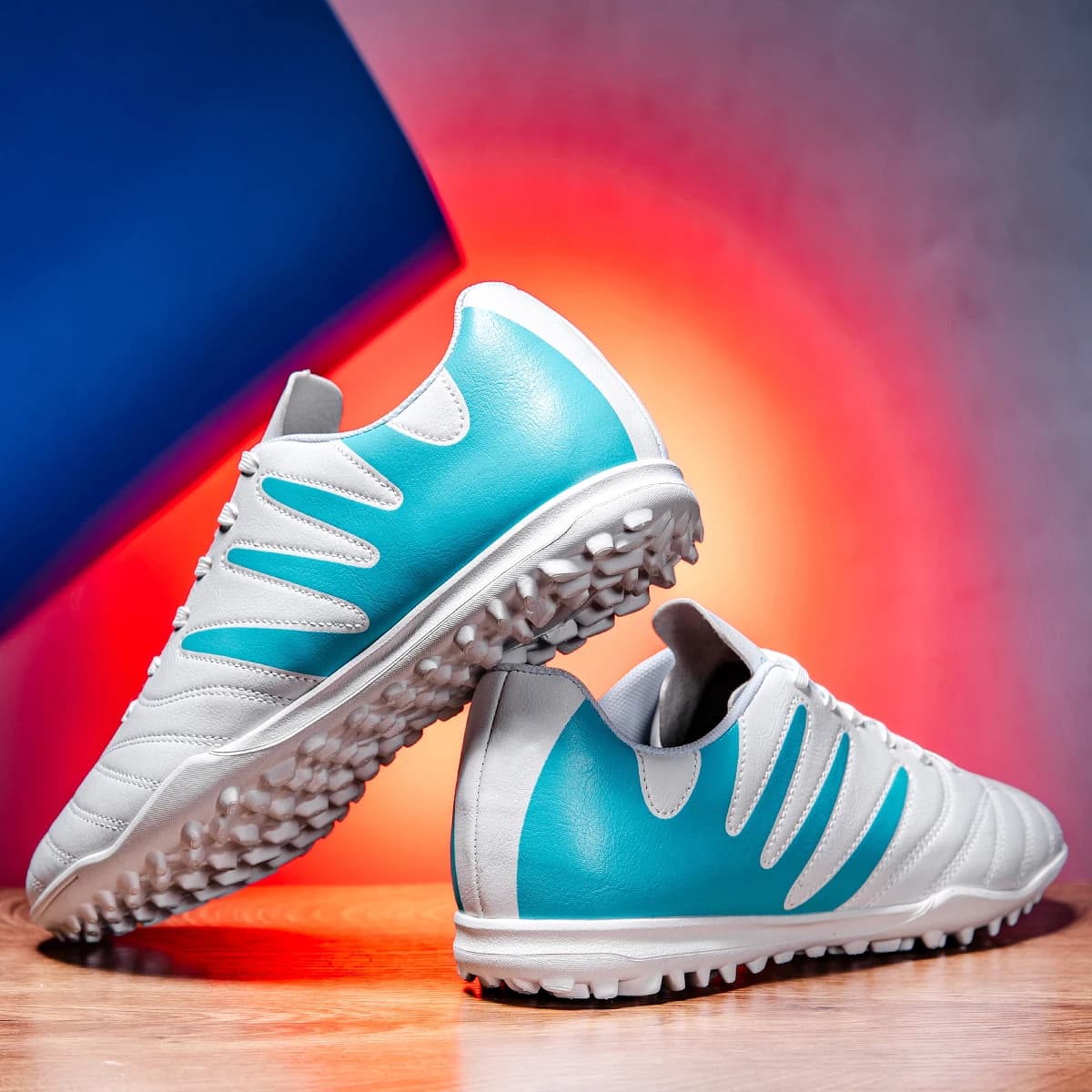 Scarpe da calcio traspiranti per campi in erba sintetica, antiscivolo e resistenti all'usura con presa potente, supporto stabile per la caviglia