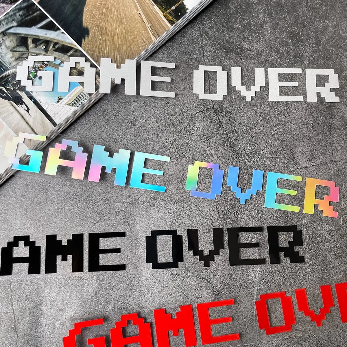 GAME OVER Adesivi per moto Decorazione per paraurti per finestrino dell'auto Moto Cowl anteriore Serbatoio carburante Carene laterali Decalcomanie in vinile per casco