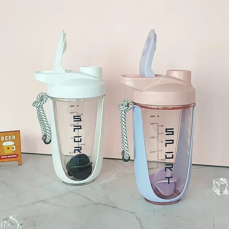 590 ml portable bottle for protein and milkshake, with cord, ideal for sport and office - Unmissable offer!