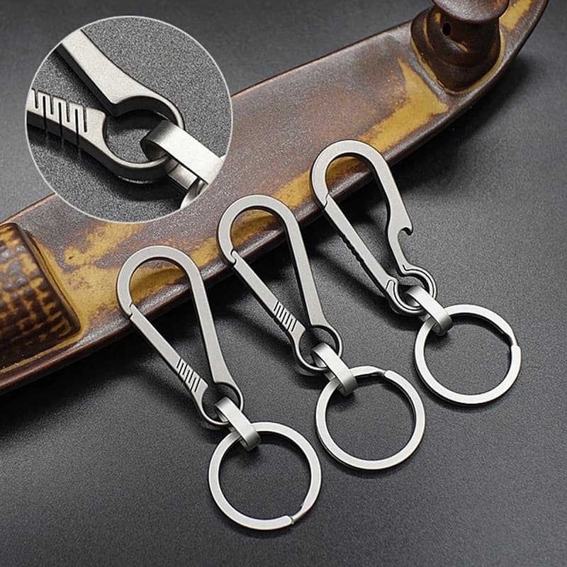 1 Pezzo Portachiavi in Lega di Titanio, Fibbia in Titanio, Anello Portachiavi, Accessorio Auto, Anello per Catenella da Cintura, Apribottiglie, Strumento EDC per Esterni
