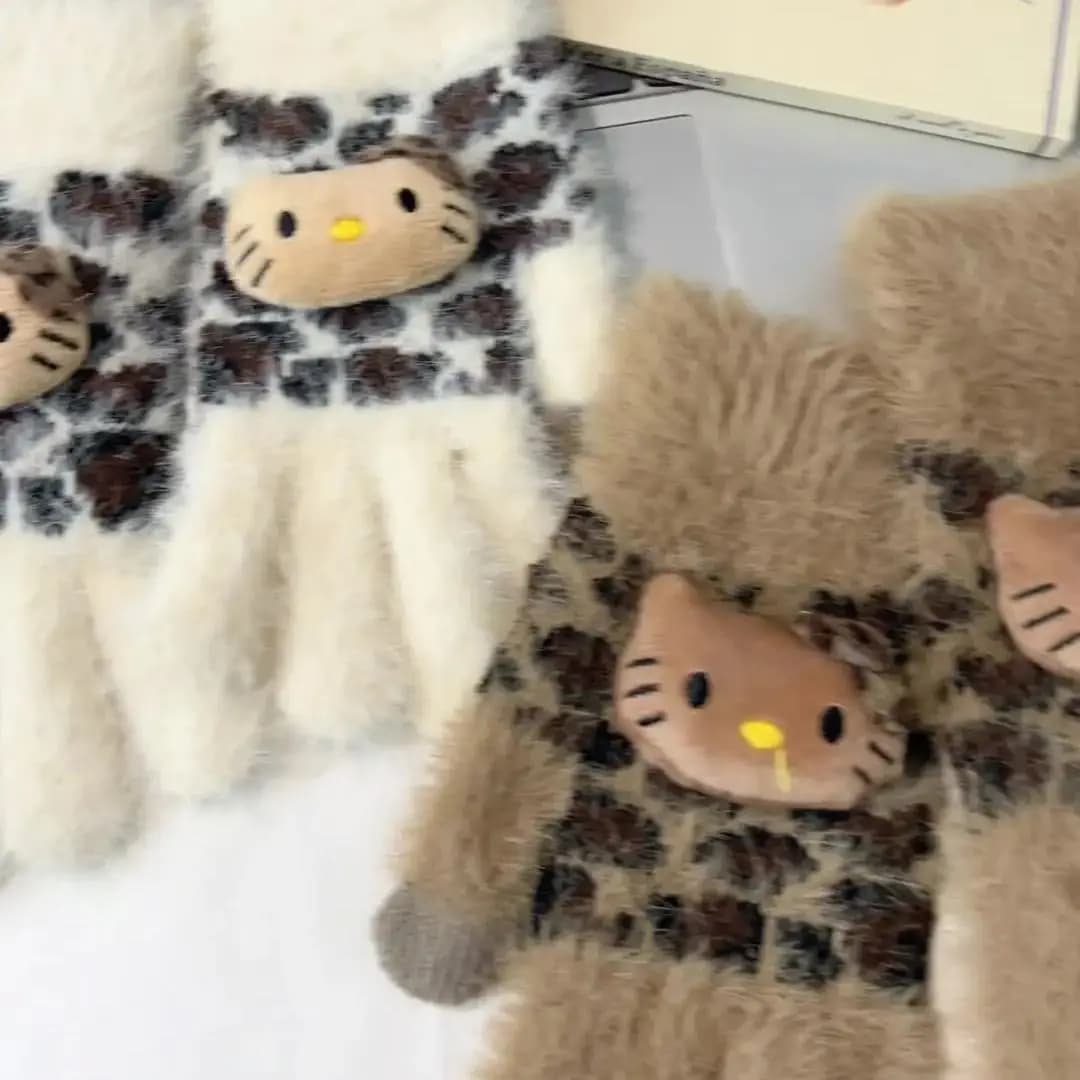 Guanti Sanrio KT Cat, guanti invernali alla moda con stampa leopardata, guanti a cinque dita in peluche, guanti caldi e resistenti al freddo, guanti da donna per ciclismo all'aperto.