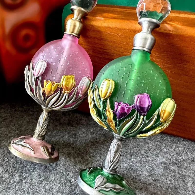 Bottiglia di profumo portatile premium Dispenser di olio essenziale in vetro ricaricabile Scatola decorativa smaltata Serbatoio di stoccaggio con design floreale rosa