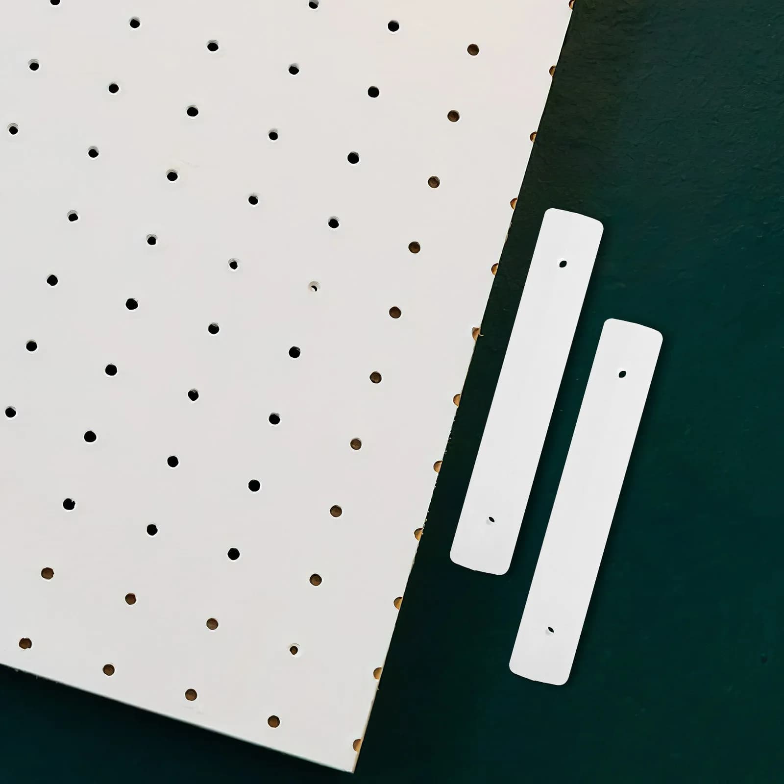 2 Pezzi Connettori in Plastica Bianchi per Pannelli Forati, Ganci Organizzatori Eleganti da Scrivania per Garage, Cucina, Parete, Organizzazione Garage