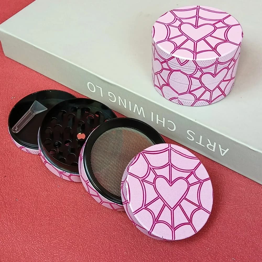 Smerigliatrice per erbe a forma di cuore rosa da 2 pollici Smerigliatrice per tabacco Erba grezza Manuale Sale Pepe Mulino in metallo a 4 strati Spezie Malta Fumo Strumento per sigarette