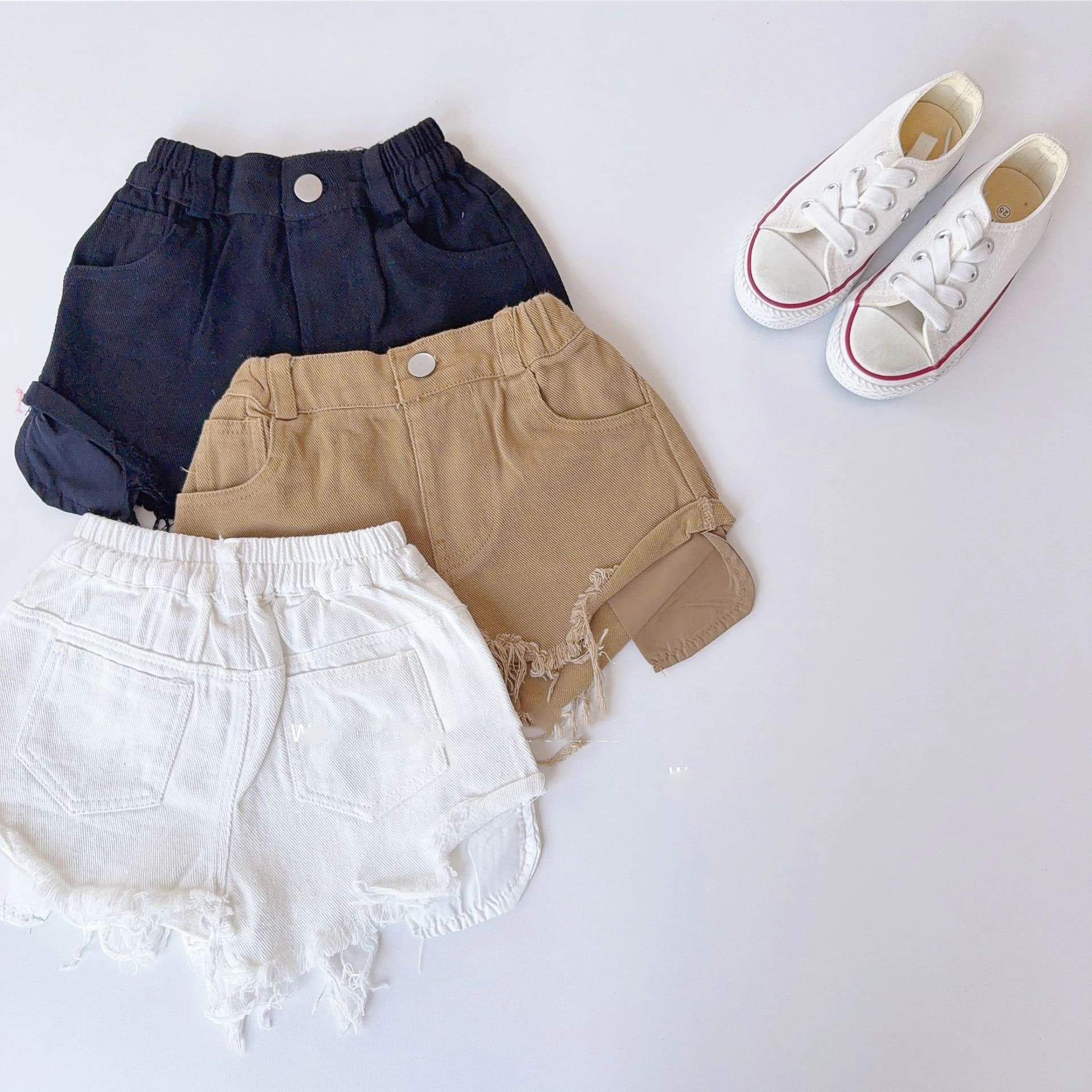 2025 Estate Nuovi bambini Pantaloncini di jeans Solid Girls Hot Pants Jeans per bambini Pantaloncini Ragazzi Allentati Versatili Pantaloncini casual Abbigliamento per bambini