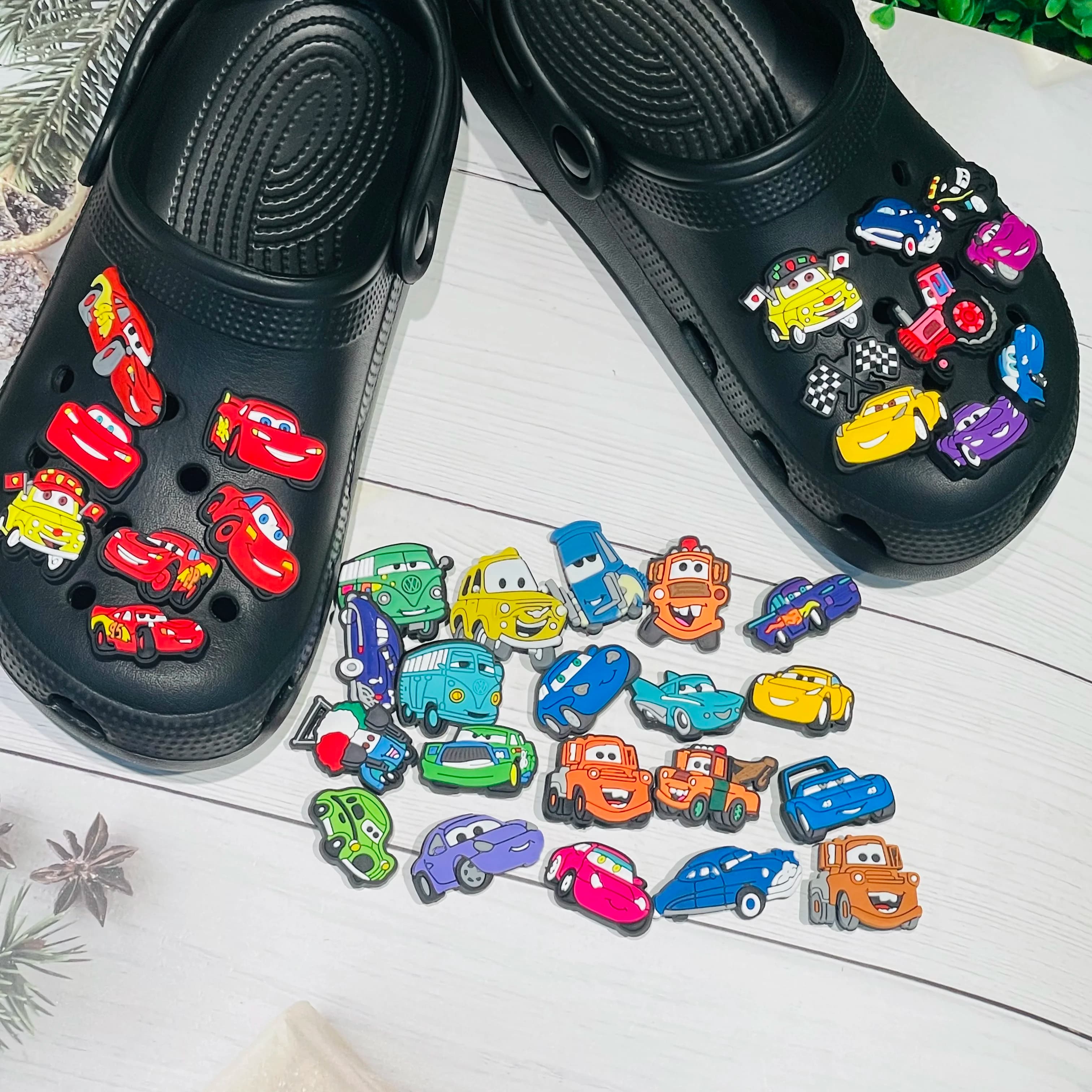 36 pezzi di cartoni animati per auto in PVC, ciondoli per scarpe da giardino per zoccoli, spille, sandali, scarpe, accessori, decorazione per pantofole con foro, regalo per feste per bambini