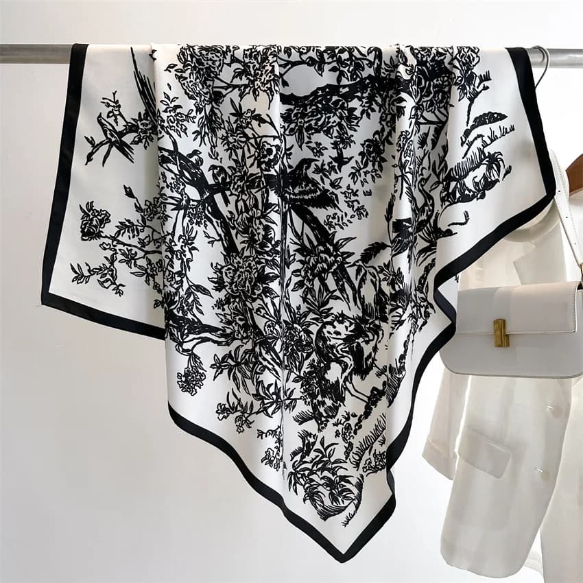 2024 donne Luxury Brand Design sciarpa moda fiori sciarpe di seta floreale uccello quadrato su albero stampa fazzoletto Bandana 90*90Cm