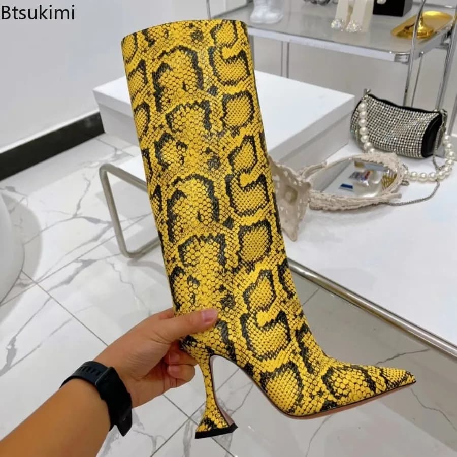 Stivali al ginocchio da donna 2026 con tacco a calice e stampa serpente, punta affusolata, cerniera laterale, sexy e alla moda, scarpe da ragazza cool per il catwalk