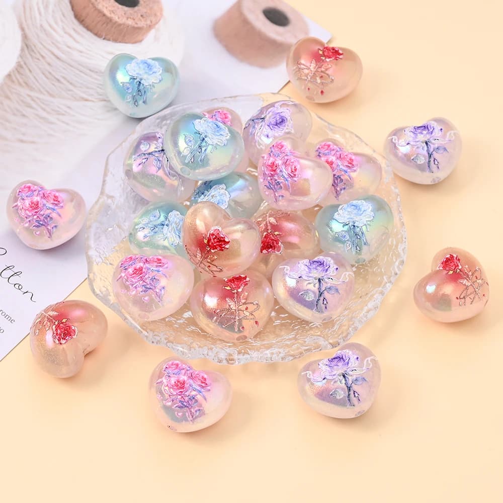 4 pezzi di perline in resina colorate a forma di cuore con perline stampate a forma di rosa per la creazione fai-da-te di braccialetti, collane, catene per ciuccio, fatte a mano