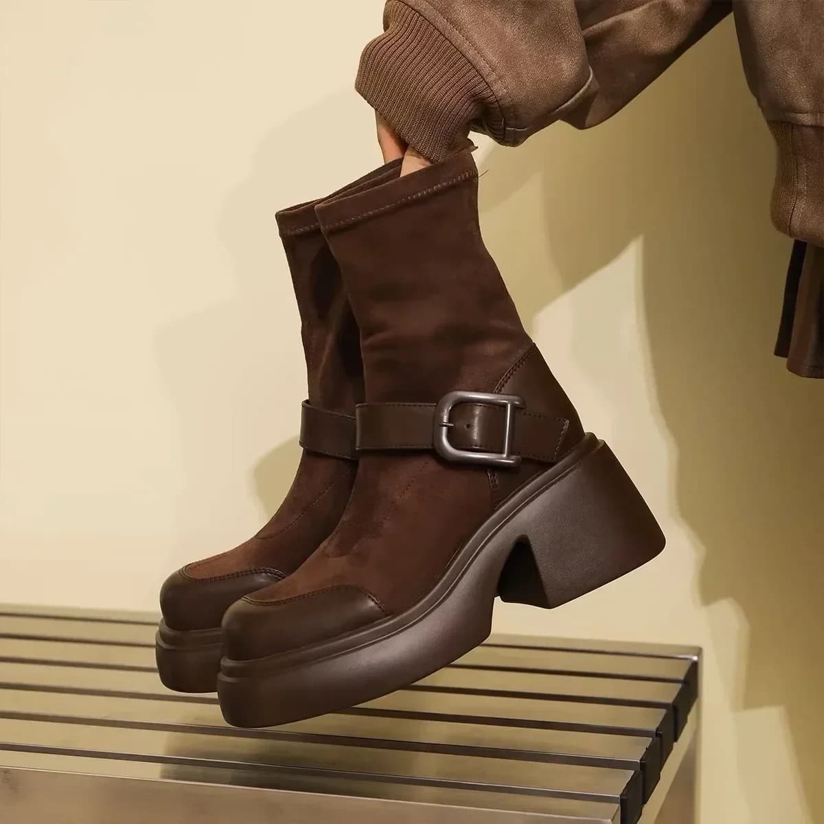 2024 stivali lunghi marroni da donna con plateau calzini elastici stivali British Wind Show stivaletti con fibbia in metallo sottile