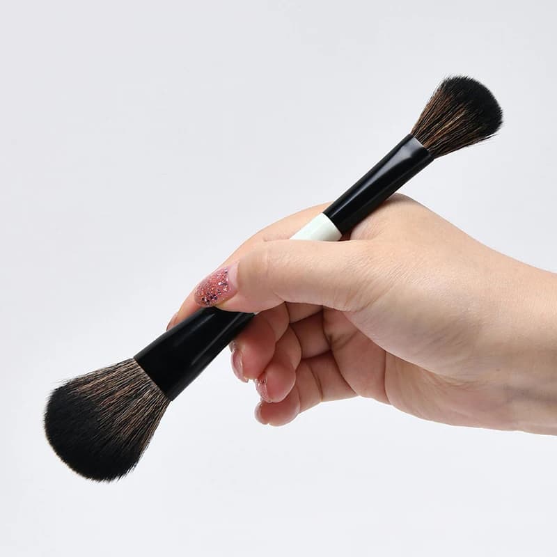 Professional makeup brush 2 in 1 double tip for foundation, concealer and makeup fixing, with large conical head and handle, ideal for travel.
