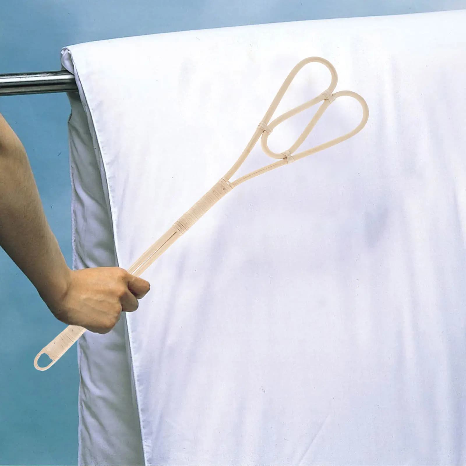 Scopa per Tappeti in Rattan Intrecciata a Mano con Manico Lungo, Strumento per Rimuovere la Polvere da Letti, Tappeti e Materassi