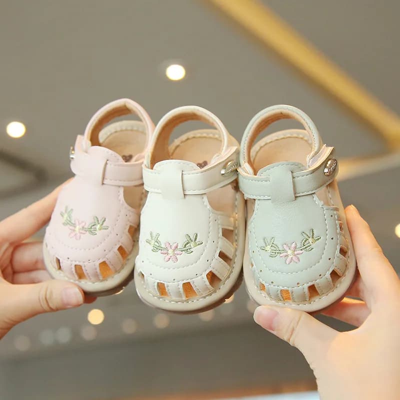 Sandali a punta chiusa per bambina – Slip-on in EVA rosa con intagli a stella e cuore, cinturino con strappo e suola flessibile per i primi passi
