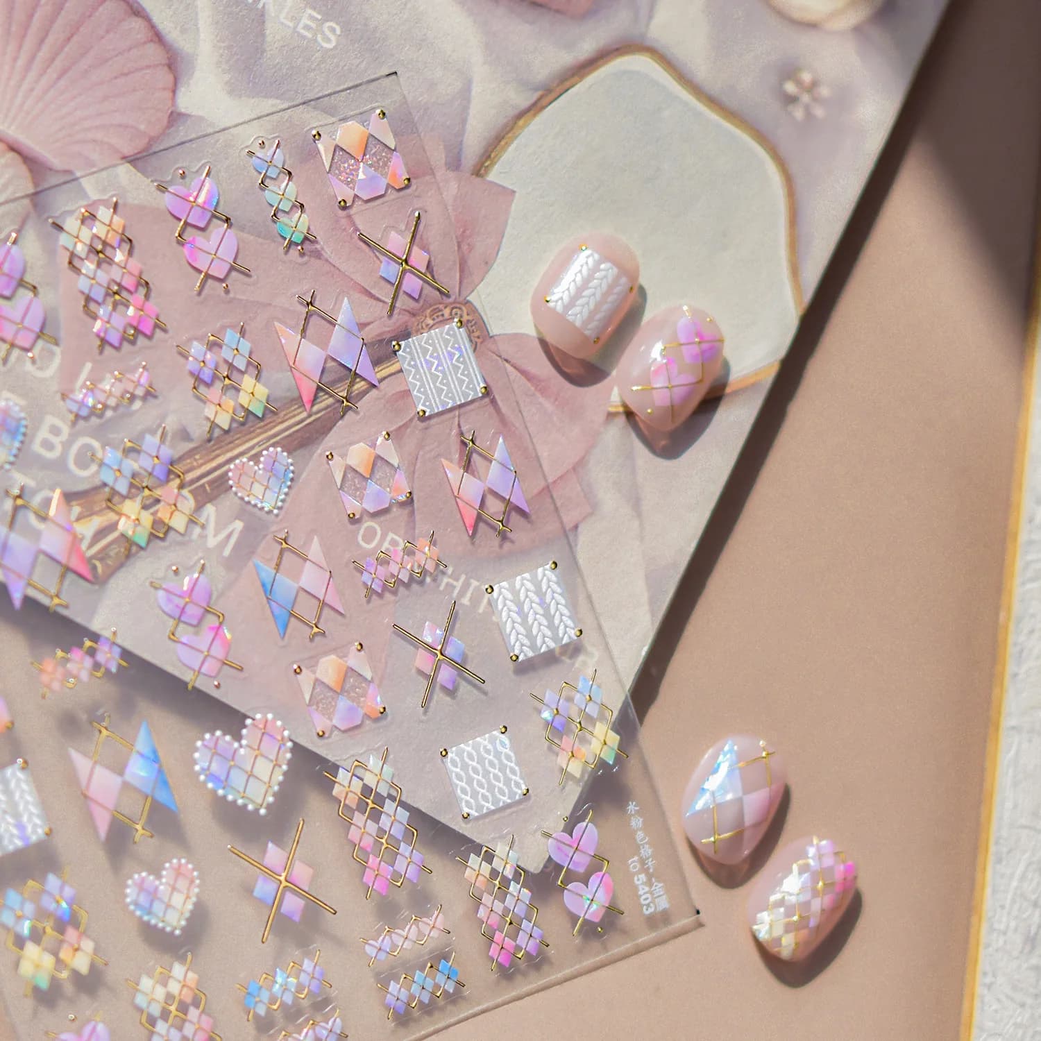 Adesivi per nail art in rilievo dorato Adesivi decorativi a quadretti con cuore d'amore rosa di lusso per unghie Accessori 3D per unghie adesive posteriori